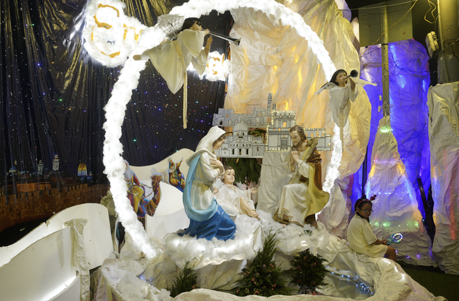 Đ&ecirc;m Noel 24/12: X&oacute;m đạo n&ocirc; nức người xe, Nh&agrave; thờ Đức B&agrave; đ&ocirc;ng đ&uacute;c du kh&aacute;ch x&iacute; chỗ chụp h&igrave;nh- Ảnh 23.