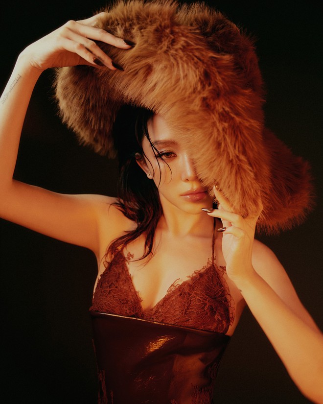 T&oacute;c Ti&ecirc;n chơi Gi&aacute;ng Sinh đỉnh nhất Vbiz, xứng danh nữ ho&agrave;ng gợi cảm!- Ảnh 9.