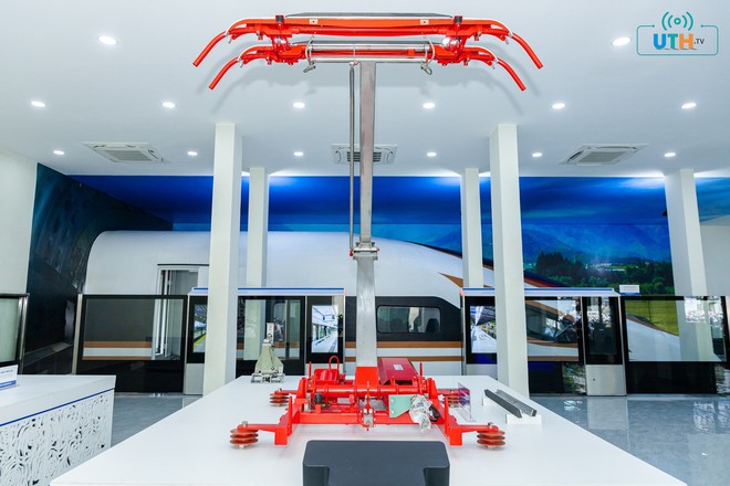 Trường ĐH đầu ti&ecirc;n đưa ph&ograve;ng m&ocirc; phỏng đường sắt tốc độ cao v&agrave;o đ&agrave;o tạo- Ảnh 9.