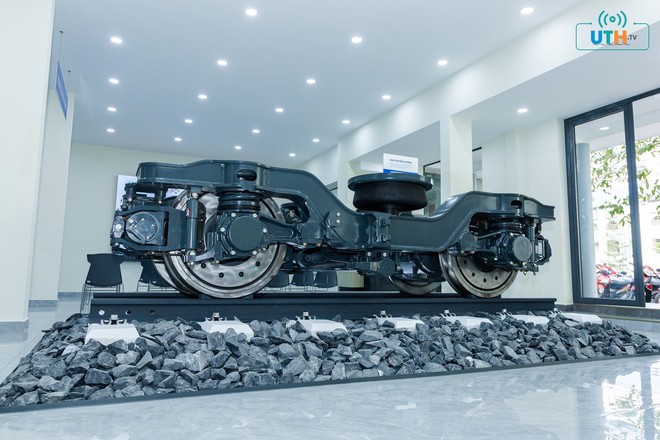 Trường ĐH đầu ti&ecirc;n đưa ph&ograve;ng m&ocirc; phỏng đường sắt tốc độ cao v&agrave;o đ&agrave;o tạo- Ảnh 13.