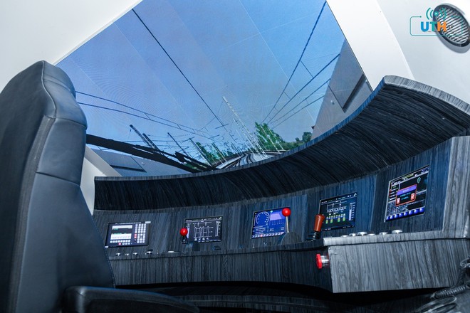 Trường ĐH đầu ti&ecirc;n đưa ph&ograve;ng m&ocirc; phỏng đường sắt tốc độ cao v&agrave;o đ&agrave;o tạo- Ảnh 6.