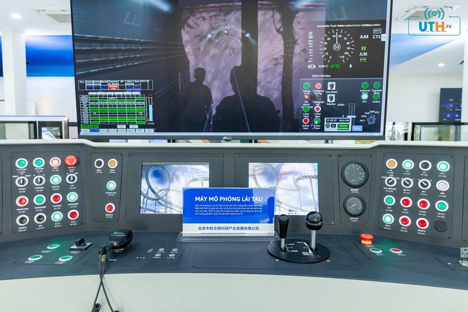 Trường ĐH đầu ti&ecirc;n đưa ph&ograve;ng m&ocirc; phỏng đường sắt tốc độ cao v&agrave;o đ&agrave;o tạo- Ảnh 4.