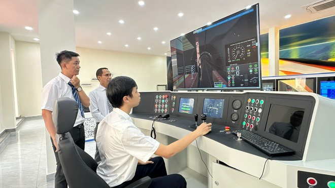 Trường ĐH đầu ti&ecirc;n đưa ph&ograve;ng m&ocirc; phỏng đường sắt tốc độ cao v&agrave;o đ&agrave;o tạo- Ảnh 1.