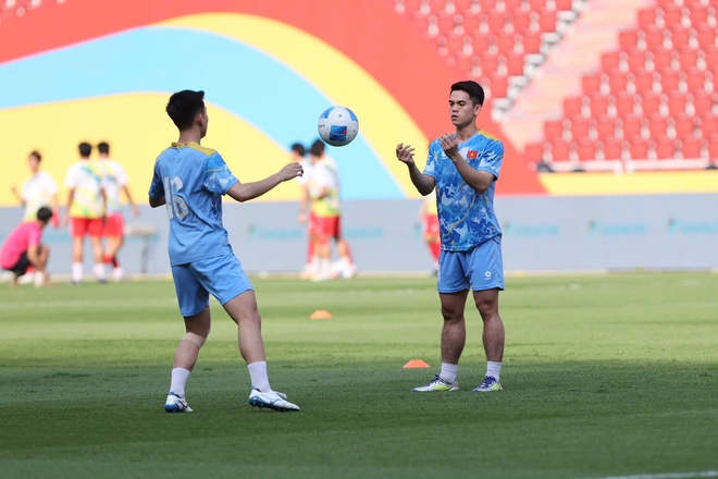 Đình Bắc lập cú đúp, U22 Việt Nam chật vật thắng Lào 2-1: Đường đến HCV SEA Games 33 đầy gian nan- Ảnh 8. Đình Bắc lập cú đúp, U22 Việt Nam chật vật thắng Lào 2-1: Đường đến HCV SEA Games 33 đầy gian nan- Ảnh 8.