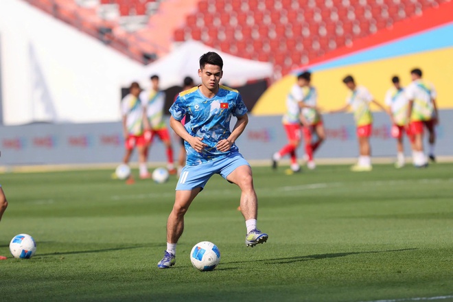 Đình Bắc lập cú đúp, U22 Việt Nam chật vật thắng Lào 2-1: Đường đến HCV SEA Games 33 đầy gian nan- Ảnh 10. Đình Bắc lập cú đúp, U22 Việt Nam chật vật thắng Lào 2-1: Đường đến HCV SEA Games 33 đầy gian nan- Ảnh 10.