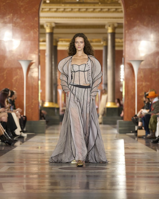 Lisa tài thật, vừa bị chỉ trích xong lại khiến người ta mê ngay được!- Ảnh 2.