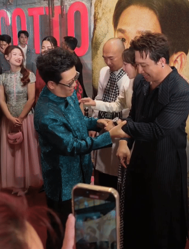 Trường Giang v&eacute;n &aacute;o ngắm 156 vi&ecirc;n kim cương tr&ecirc;n tay Trấn Th&agrave;nh- Ảnh 3.