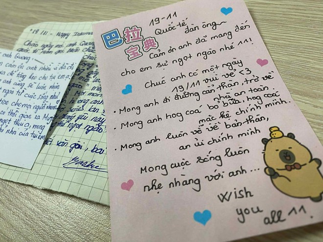 Ch&agrave;ng trai đi quanh trường đại học tặng kẹo cho người lạ chỉ v&igrave; một l&yacute; do- Ảnh 4.