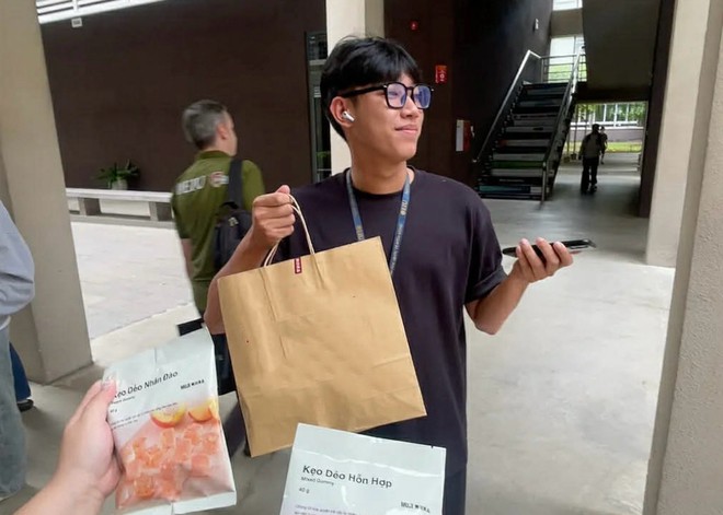 Ch&agrave;ng trai đi quanh trường đại học tặng kẹo cho người lạ chỉ v&igrave; một l&yacute; do- Ảnh 2.