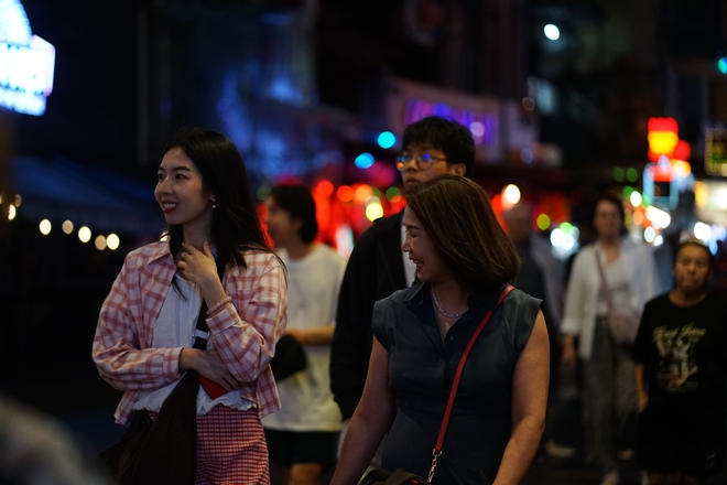 Đ&ecirc;m 31/12: Kh&aacute;ch T&acirc;y tưng bừng đ&oacute;n năm mới tại TP.HCM, giới trẻ đổ x&ocirc; đến xem ph&aacute;o hoa ở view triệu đ&ocirc; b&ecirc;n bờ s&ocirc;ng S&agrave;i G&ograve;n- Ảnh 11.