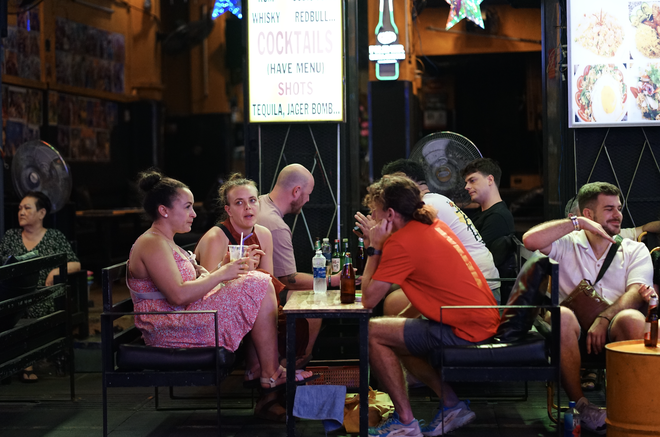 Đ&ecirc;m 31/12: Kh&aacute;ch T&acirc;y tưng bừng đ&oacute;n năm mới tại TP.HCM, giới trẻ đổ x&ocirc; đến xem ph&aacute;o hoa ở view triệu đ&ocirc; b&ecirc;n bờ s&ocirc;ng S&agrave;i G&ograve;n- Ảnh 13.