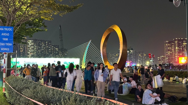 Đ&ecirc;m 31/12: Kh&aacute;ch T&acirc;y tưng bừng đ&oacute;n năm mới tại TP.HCM, giới trẻ đổ x&ocirc; đến xem ph&aacute;o hoa ở view triệu đ&ocirc; b&ecirc;n bờ s&ocirc;ng S&agrave;i G&ograve;n- Ảnh 3.