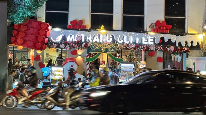 Đ&ecirc;m 31/12: Kh&aacute;ch T&acirc;y tưng bừng đ&oacute;n năm mới tại TP.HCM, giới trẻ đổ x&ocirc; đến xem ph&aacute;o hoa ở view triệu đ&ocirc; b&ecirc;n bờ s&ocirc;ng S&agrave;i G&ograve;n- Ảnh 2.