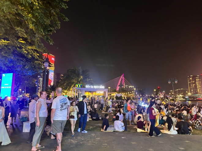 Đ&ecirc;m 31/12: Kh&aacute;ch T&acirc;y tưng bừng đ&oacute;n năm mới tại TP.HCM, giới trẻ đổ x&ocirc; đến xem ph&aacute;o hoa ở view triệu đ&ocirc; b&ecirc;n bờ s&ocirc;ng S&agrave;i G&ograve;n- Ảnh 7.