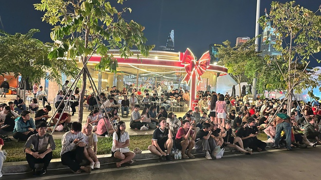 Đ&ecirc;m 31/12: Kh&aacute;ch T&acirc;y tưng bừng đ&oacute;n năm mới tại TP.HCM, giới trẻ đổ x&ocirc; đến xem ph&aacute;o hoa ở view triệu đ&ocirc; b&ecirc;n bờ s&ocirc;ng S&agrave;i G&ograve;n- Ảnh 17.