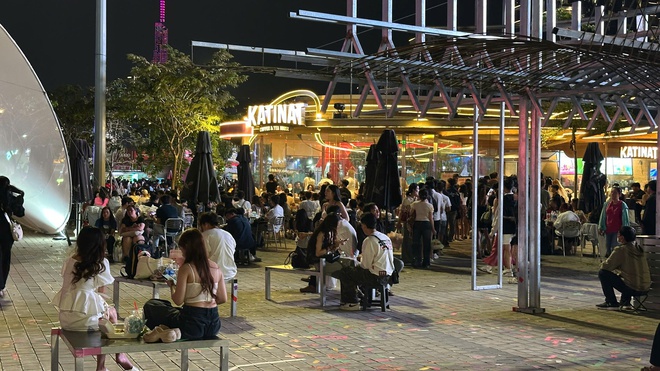 Đ&ecirc;m 31/12: Kh&aacute;ch T&acirc;y tưng bừng đ&oacute;n năm mới tại TP.HCM, giới trẻ đổ x&ocirc; đến xem ph&aacute;o hoa ở view triệu đ&ocirc; b&ecirc;n bờ s&ocirc;ng S&agrave;i G&ograve;n- Ảnh 16.