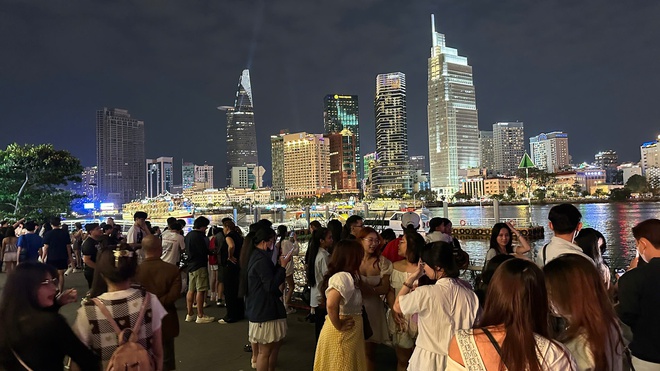 Đ&ecirc;m 31/12: Kh&aacute;ch T&acirc;y tưng bừng đ&oacute;n năm mới tại TP.HCM, giới trẻ đổ x&ocirc; đến xem ph&aacute;o hoa ở view triệu đ&ocirc; b&ecirc;n bờ s&ocirc;ng S&agrave;i G&ograve;n- Ảnh 15.