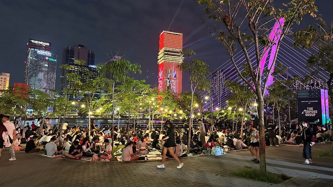 Đ&ecirc;m 31/12: Kh&aacute;ch T&acirc;y tưng bừng đ&oacute;n năm mới tại TP.HCM, giới trẻ đổ x&ocirc; đến xem ph&aacute;o hoa ở view triệu đ&ocirc; b&ecirc;n bờ s&ocirc;ng S&agrave;i G&ograve;n- Ảnh 26.