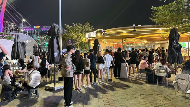 Đ&ecirc;m 31/12: Kh&aacute;ch T&acirc;y tưng bừng đ&oacute;n năm mới tại TP.HCM, giới trẻ đổ x&ocirc; đến xem ph&aacute;o hoa ở view triệu đ&ocirc; b&ecirc;n bờ s&ocirc;ng S&agrave;i G&ograve;n- Ảnh 20.