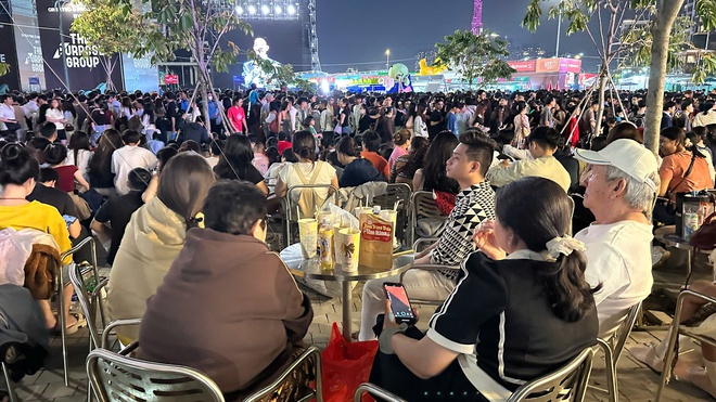 Đ&ecirc;m 31/12: Kh&aacute;ch T&acirc;y tưng bừng đ&oacute;n năm mới tại TP.HCM, giới trẻ đổ x&ocirc; đến xem ph&aacute;o hoa ở view triệu đ&ocirc; b&ecirc;n bờ s&ocirc;ng S&agrave;i G&ograve;n- Ảnh 21.