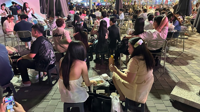 Đ&ecirc;m 31/12: Kh&aacute;ch T&acirc;y tưng bừng đ&oacute;n năm mới tại TP.HCM, giới trẻ đổ x&ocirc; đến xem ph&aacute;o hoa ở view triệu đ&ocirc; b&ecirc;n bờ s&ocirc;ng S&agrave;i G&ograve;n- Ảnh 23.