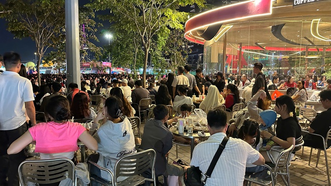 Đ&ecirc;m 31/12: Kh&aacute;ch T&acirc;y tưng bừng đ&oacute;n năm mới tại TP.HCM, giới trẻ đổ x&ocirc; đến xem ph&aacute;o hoa ở view triệu đ&ocirc; b&ecirc;n bờ s&ocirc;ng S&agrave;i G&ograve;n- Ảnh 22.