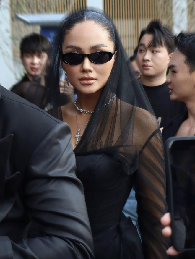 Cam thường soi vóc dáng thật của H'Hen Niê, chồng vội lánh mặt sau khi nhìn vợ từ xa- Ảnh 5. Cam thường soi vóc dáng thật của H'Hen Niê, chồng vội lánh mặt sau khi nhìn vợ từ xa- Ảnh 5.