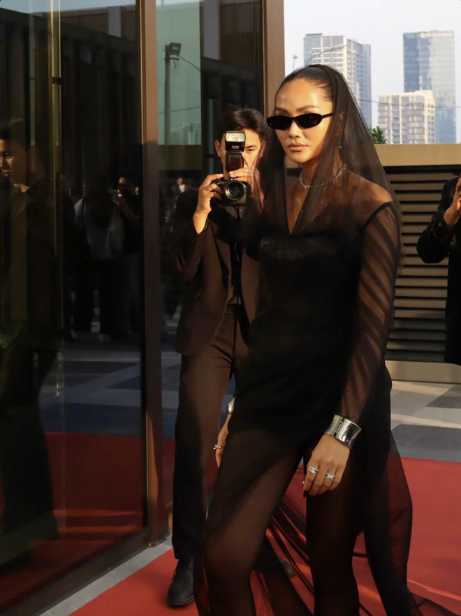 Cam thường soi vóc dáng thật của H'Hen Niê, chồng vội lánh mặt sau khi nhìn vợ từ xa- Ảnh 3. Cam thường soi vóc dáng thật của H'Hen Niê, chồng vội lánh mặt sau khi nhìn vợ từ xa- Ảnh 3.