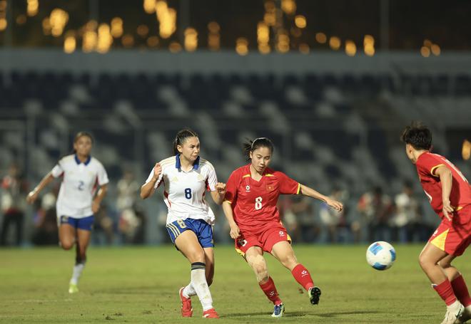 Tuyển nữ Việt Nam thua nghiệt ng&atilde; Philippines ph&uacute;t b&ugrave; giờ tại SEA Games 33- Ảnh 1.