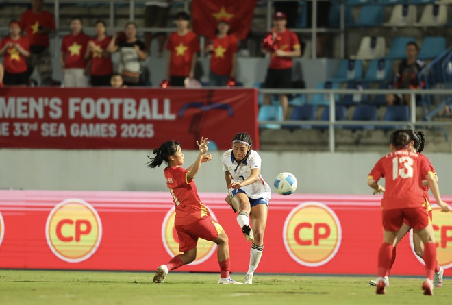 Tuyển nữ Việt Nam thua nghiệt ng&atilde; Philippines ph&uacute;t b&ugrave; giờ tại SEA Games 33- Ảnh 4.