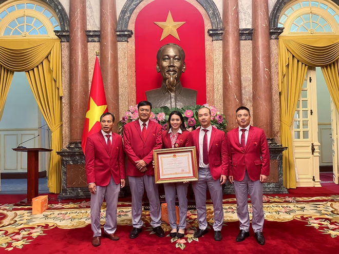 3 chị em ruột ở Huế cùng đi thi vật tại SEA Games 33, một người được Chủ tịch nước trao tặng Huân chương- Ảnh 2. 3 chị em ruột ở Huế cùng đi thi vật tại SEA Games 33, một người được Chủ tịch nước trao tặng Huân chương- Ảnh 2.