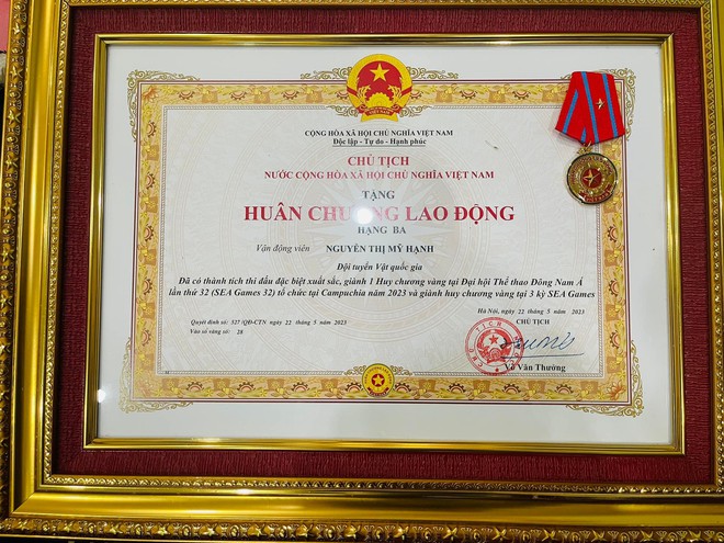 3 chị em ruột ở Huế cùng đi thi vật tại SEA Games 33, một người được Chủ tịch nước trao tặng Huân chương- Ảnh 3. 3 chị em ruột ở Huế cùng đi thi vật tại SEA Games 33, một người được Chủ tịch nước trao tặng Huân chương- Ảnh 3.