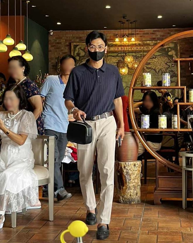 Chiếc áo Louis Vuitton của "tổng tài" vừa bị bắt- Ảnh 4. Chiếc áo Louis Vuitton của "tổng tài" vừa bị bắt- Ảnh 4.