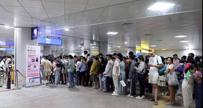 Cảnh tượng "ngộp thở" ở metro số 1 những ngày Tết: Chen chân 2 tiếng chưa lên được tàu- Ảnh 15.