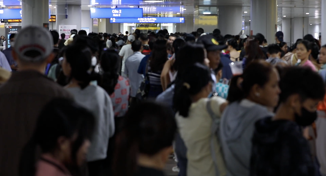 Cảnh tượng "ngộp thở" ở metro số 1 những ngày Tết: Chen chân 2 tiếng chưa lên được tàu- Ảnh 17.