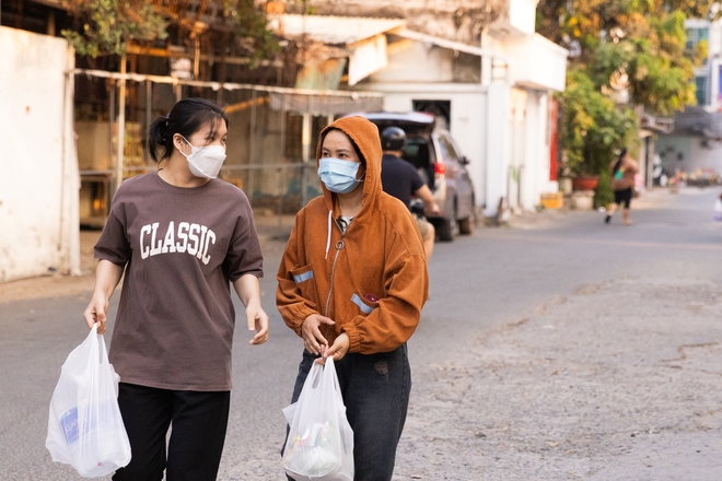 TP.HCM những ngày qua: Cả công ty nghỉ làm đi tiêm cúm, người dân đeo khẩu trang mọi nơi- Ảnh 8.