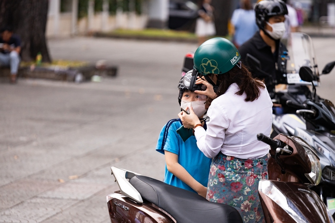 TP.HCM những ngày qua: Cả công ty nghỉ làm đi tiêm cúm, người dân đeo khẩu trang mọi nơi- Ảnh 13.