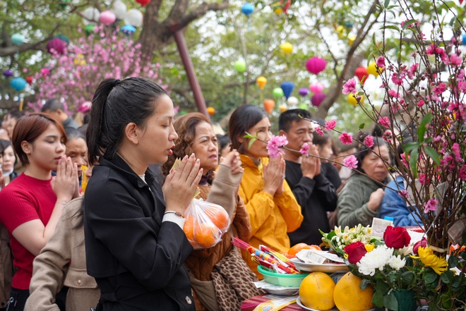 Người dân Hà Nội chen chân đến Phủ Tây Hồ ngày Rằm tháng Giêng dâng lễ, phóng sinh cầu bình an- Ảnh 3.