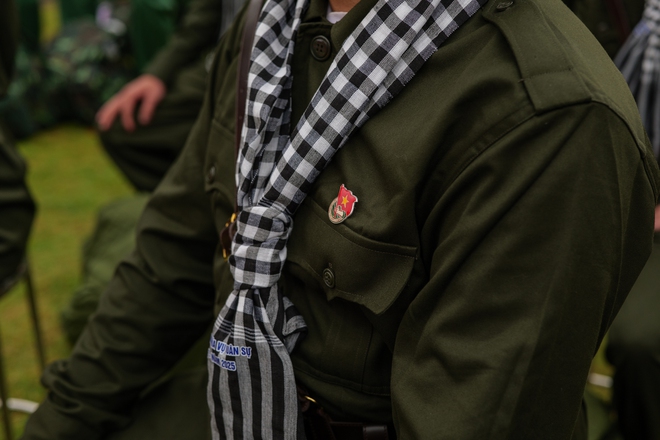 X&uacute;c động gi&acirc;y ph&uacute;t bịn rịn chia tay t&acirc;n binh l&ecirc;n đường nhập ngũ: Những giọt nước mắt, những c&aacute;i &ocirc;m ấm &aacute;p thay lời tạm biệt!- Ảnh 4.