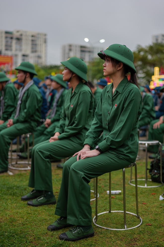 X&uacute;c động gi&acirc;y ph&uacute;t bịn rịn chia tay t&acirc;n binh l&ecirc;n đường nhập ngũ: Những giọt nước mắt, những c&aacute;i &ocirc;m ấm &aacute;p thay lời tạm biệt!- Ảnh 3.