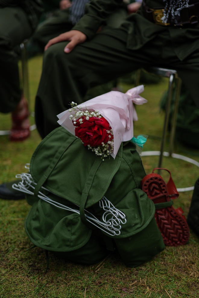 X&uacute;c động gi&acirc;y ph&uacute;t bịn rịn chia tay t&acirc;n binh l&ecirc;n đường nhập ngũ: Những giọt nước mắt, những c&aacute;i &ocirc;m ấm &aacute;p thay lời tạm biệt!- Ảnh 6.