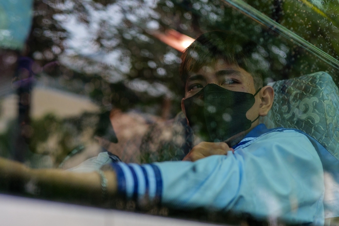 X&uacute;c động gi&acirc;y ph&uacute;t bịn rịn chia tay t&acirc;n binh l&ecirc;n đường nhập ngũ: Những giọt nước mắt, những c&aacute;i &ocirc;m ấm &aacute;p thay lời tạm biệt!- Ảnh 15.