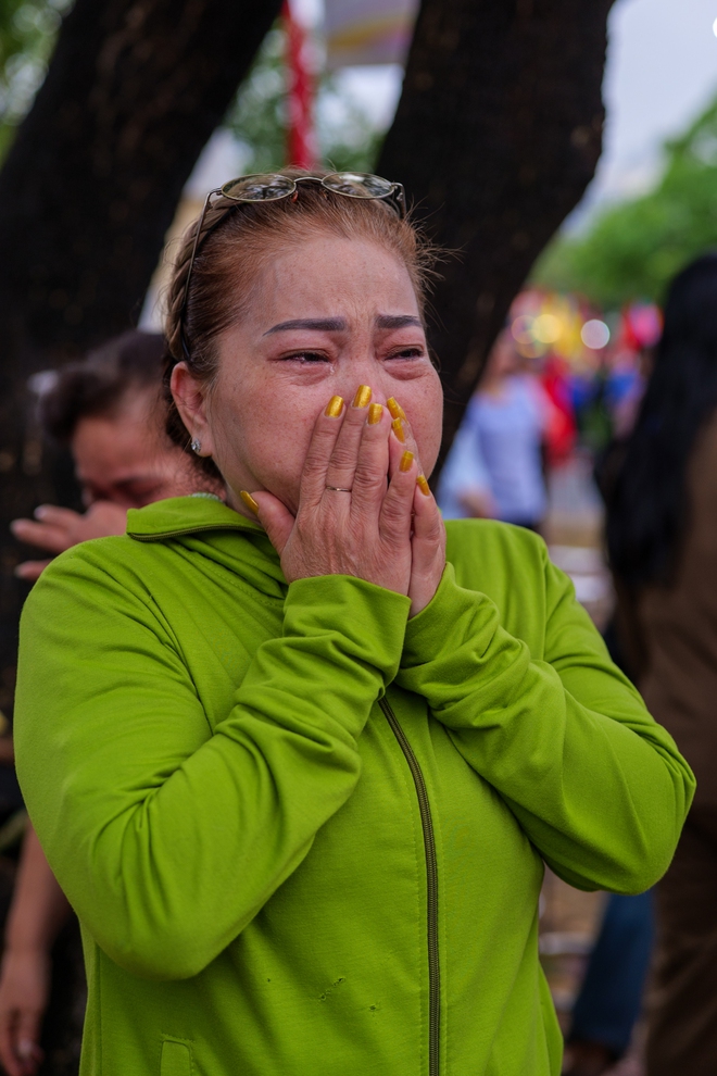 X&uacute;c động gi&acirc;y ph&uacute;t bịn rịn chia tay t&acirc;n binh l&ecirc;n đường nhập ngũ: Những giọt nước mắt, những c&aacute;i &ocirc;m ấm &aacute;p thay lời tạm biệt!- Ảnh 14.
