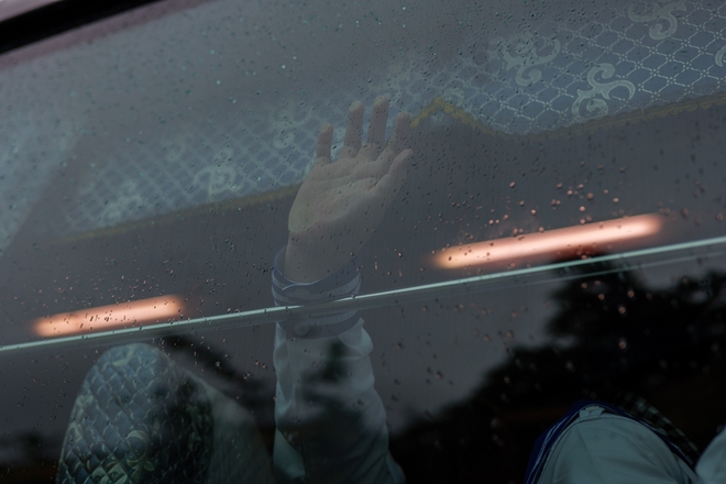 X&uacute;c động gi&acirc;y ph&uacute;t bịn rịn chia tay t&acirc;n binh l&ecirc;n đường nhập ngũ: Những giọt nước mắt, những c&aacute;i &ocirc;m ấm &aacute;p thay lời tạm biệt!- Ảnh 16.