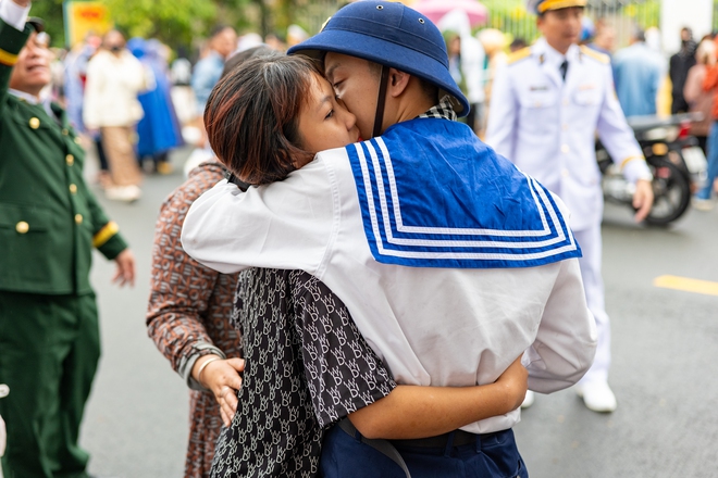 X&uacute;c động gi&acirc;y ph&uacute;t bịn rịn chia tay t&acirc;n binh l&ecirc;n đường nhập ngũ: Những giọt nước mắt, những c&aacute;i &ocirc;m ấm &aacute;p thay lời tạm biệt!- Ảnh 10.