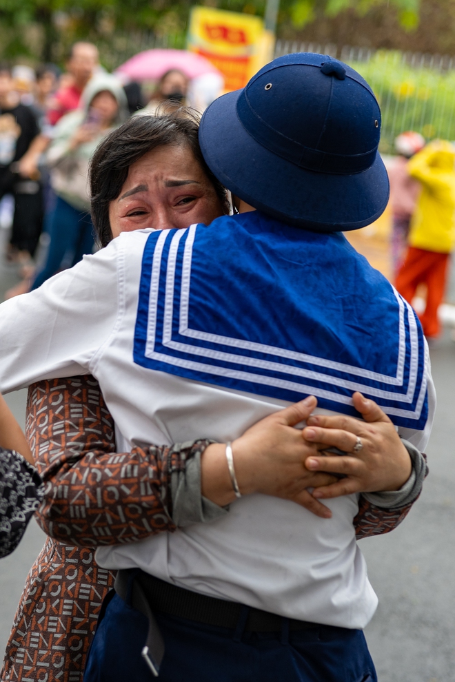 X&uacute;c động gi&acirc;y ph&uacute;t bịn rịn chia tay t&acirc;n binh l&ecirc;n đường nhập ngũ: Những giọt nước mắt, những c&aacute;i &ocirc;m ấm &aacute;p thay lời tạm biệt!- Ảnh 9.