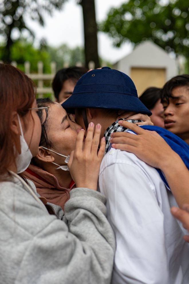 X&uacute;c động gi&acirc;y ph&uacute;t bịn rịn chia tay t&acirc;n binh l&ecirc;n đường nhập ngũ: Những giọt nước mắt, những c&aacute;i &ocirc;m ấm &aacute;p thay lời tạm biệt!- Ảnh 11.