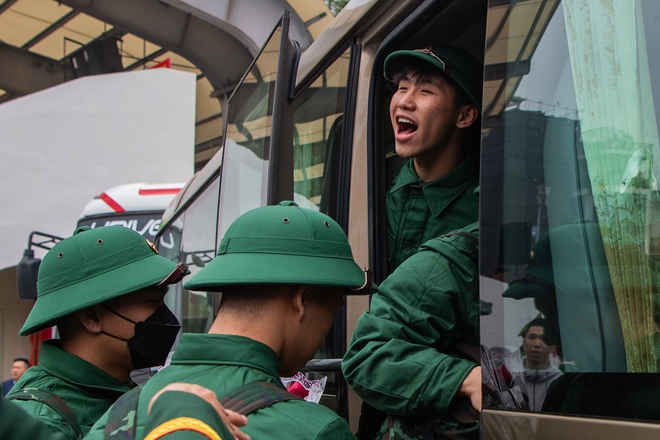 Những khoảnh khắc xúc động trong ngày hội tòng quân: Vợ trẻ cùng con 4 tháng tuổi tiễn chồng nhập ngũ- Ảnh 13.