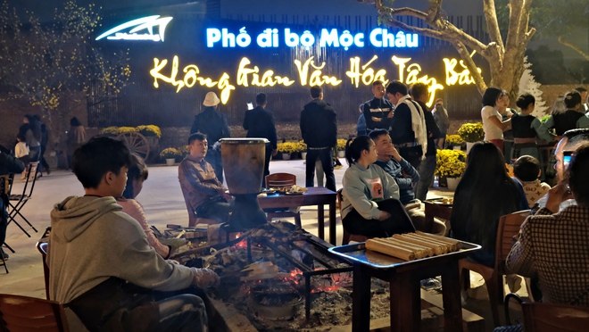 Phố đi bộ thu vé vào 99.000 đồng/người khiến khách chơi đêm ở Mộc Châu sửng sốt!- Ảnh 25.