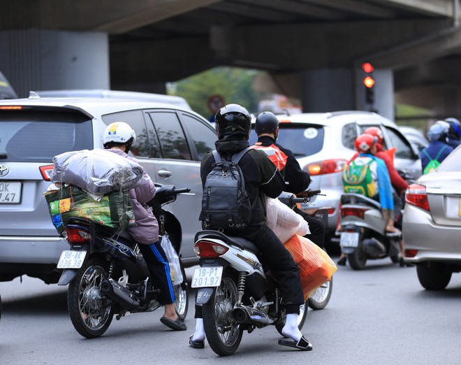 Ngày cuối cùng kỳ nghỉ Tết: Người dân lỉnh kỉnh túi lớn túi nhỏ quay lại Hà Nội và TP.HCM, nhiều tuyến đường ùn tắc- Ảnh 7. Ngày cuối cùng kỳ nghỉ Tết: Người dân lỉnh kỉnh túi lớn túi nhỏ quay lại Hà Nội và TP.HCM, nhiều tuyến đường ùn tắc- Ảnh 7.
